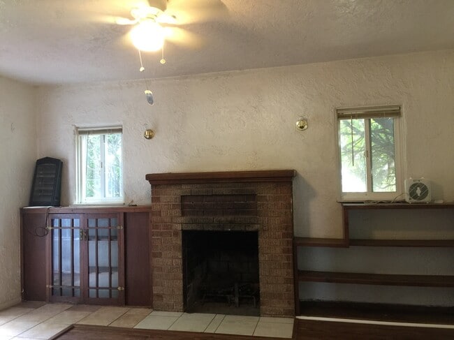 living room - 33141 Case St