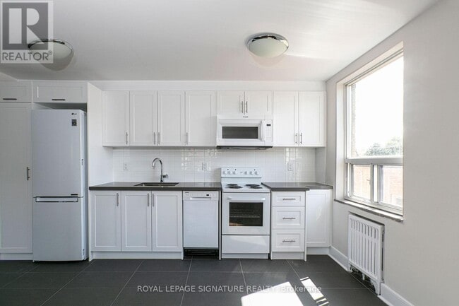 Building Photo - 990 Avenue Rd