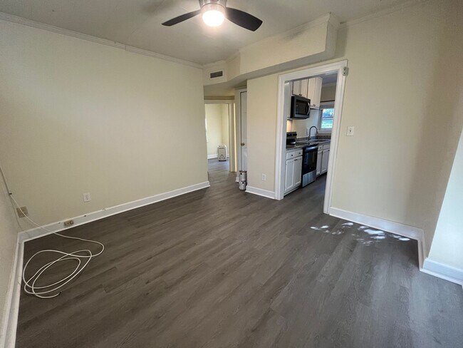 Building Photo - Newly Renovated 2BR | 5-Min Walk to UNC & Merritt's