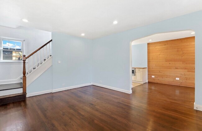 Building Photo - 2015 Newton Ave