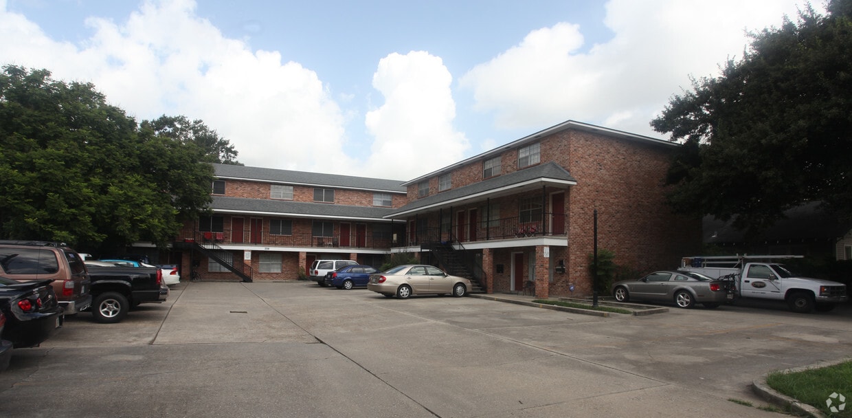 Primary Photo - 208 General Gardner Ave