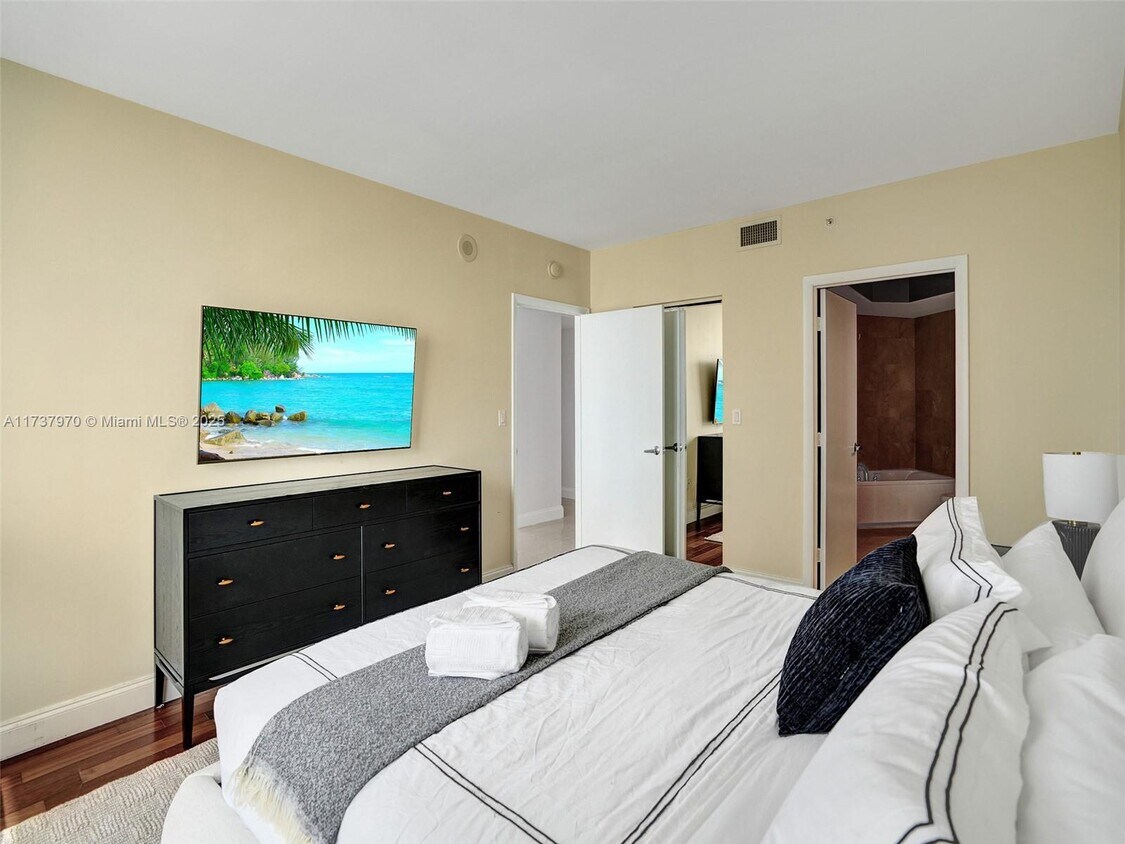 Foto principal - 6365 Collins Ave