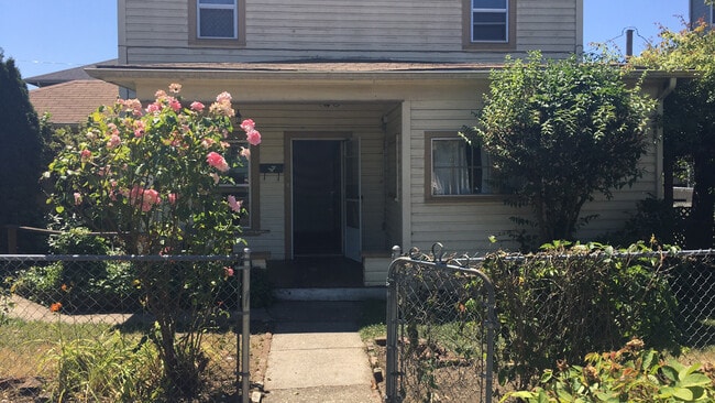 Building Photo - Huge West University 6 bed/3 bath/2 kitche...