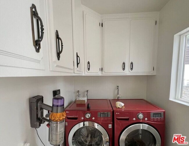 Foto del edificio - 3317 Burritt Way