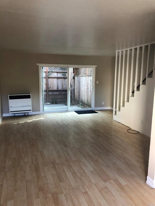 Foto del edificio - 1024 Redwood Highway Frontage Rd