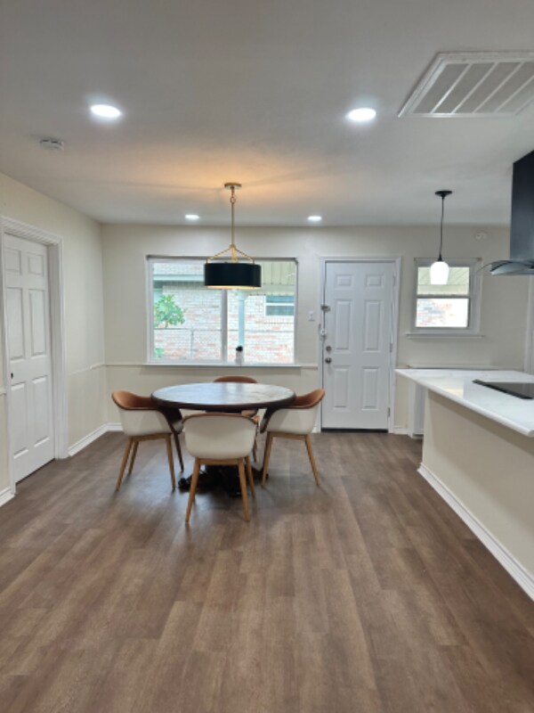 Building Photo - 2642 Rosewood Dr