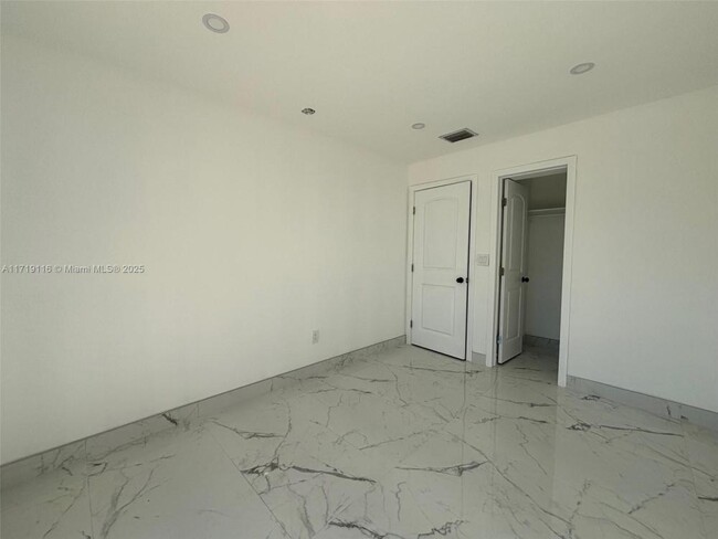 Building Photo - 2 bedroom in Hallandale FL 33009