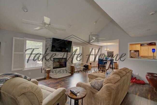 Foto del edificio - 3 Bedroom 2.5 Baths in Kickapoo District!