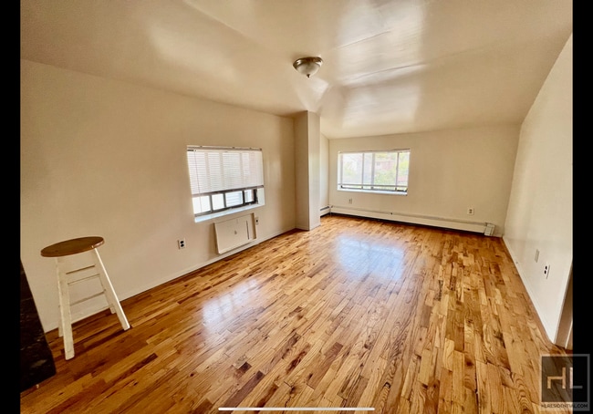 Building Photo - Expansive 4 Bedrooms with 2 Full Bathrooms...