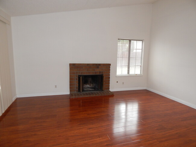 Building Photo - Adorable 3BR 1.75 BA House Available March!