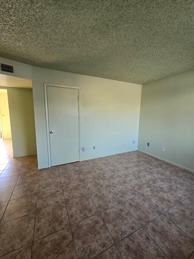 Building Photo - 2250 W Morten Ave