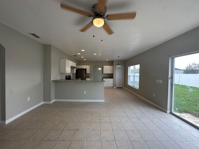 Foto del edificio - Totally Renovated and Upgraded Two Story H...