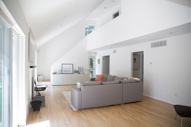 Building Photo - 8 Whalers Ln