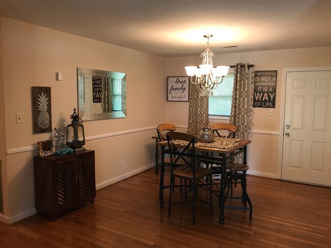 Building Photo - 1244 Camelot Dr