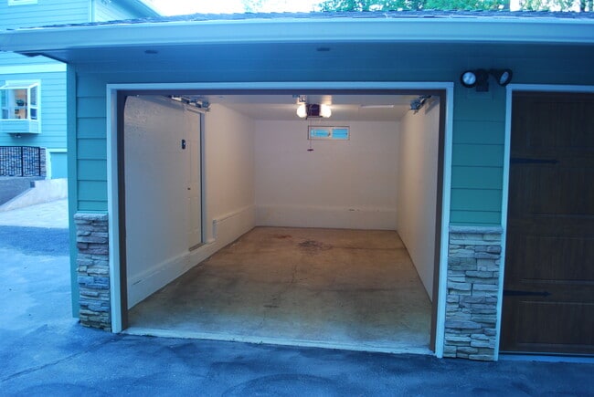 Building Photo - 4030 SW Dolph Ct