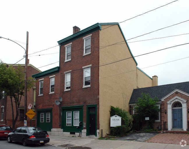 Building Photo - 620 - 622 Dekalb St
