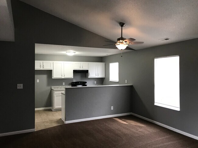 Foto del edificio - East side - 3 bedroom home
