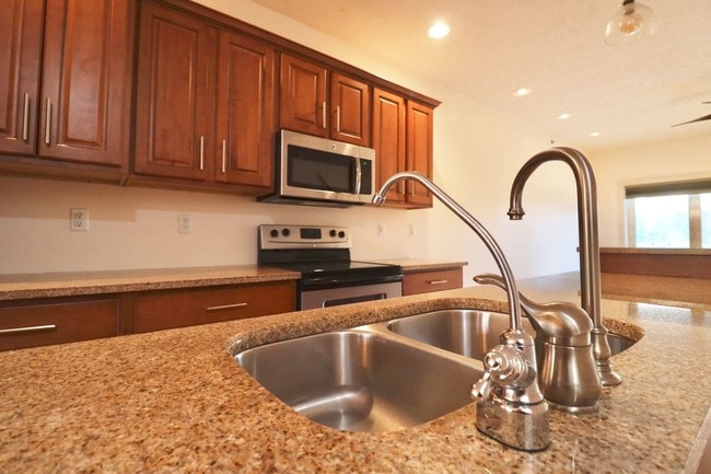 Building Photo - 2 br, 2.5 bath House - 370 Frontier Avenue