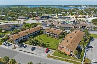 Building Photo - 22 Comares Ave