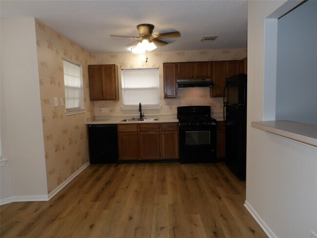 Foto del edificio - 5917 Red River Dr