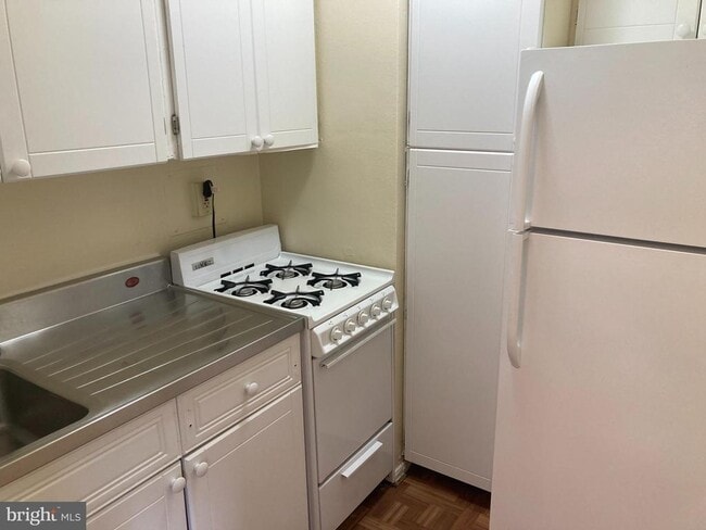 Building Photo - 1801 Clydesdale Pl NW