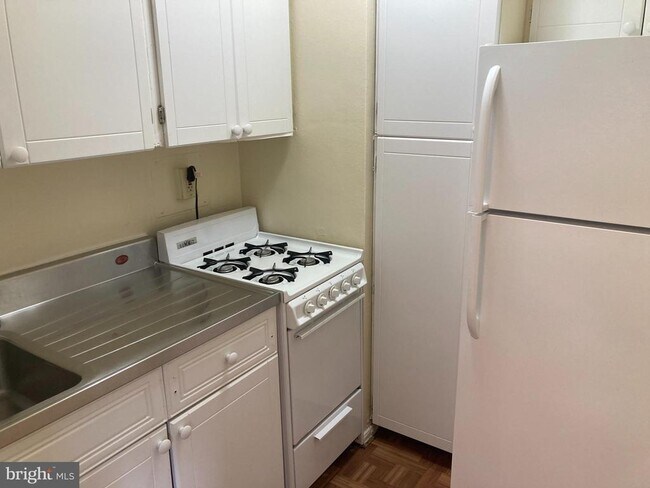 Foto del edificio - 1801 Clydesdale Pl NW