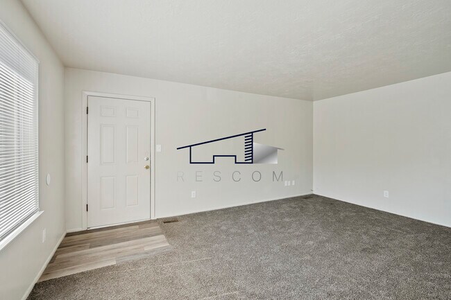 Foto del edificio - 221 N Pingree Ave