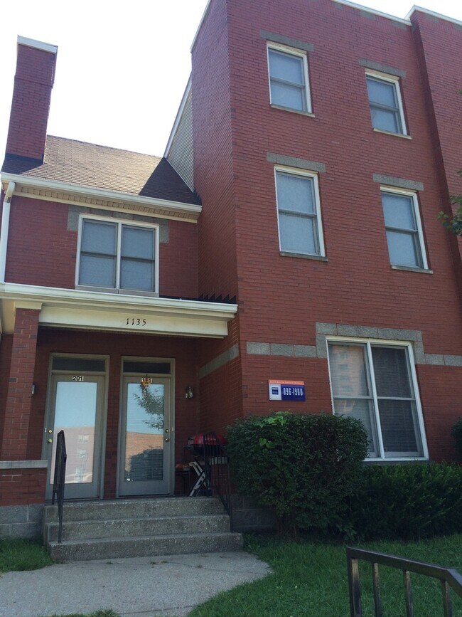 Building Photo - 3 Bedroom/1 Bath in Old Louisville