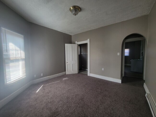 Building Photo - 924 W 5th St