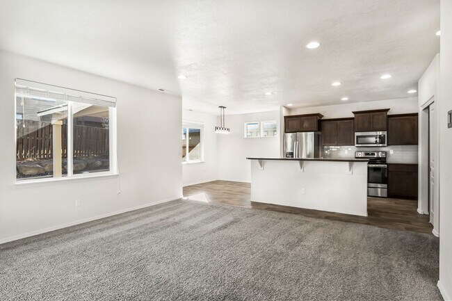 Foto del edificio - 3 Bedroom 2.5 Bath Charming Redmond Home