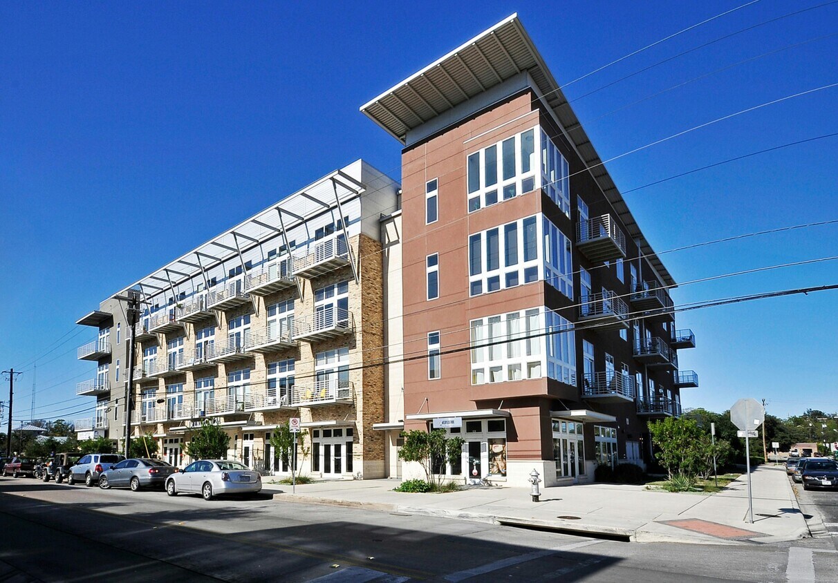 Foto principal - 2124 E 6th St