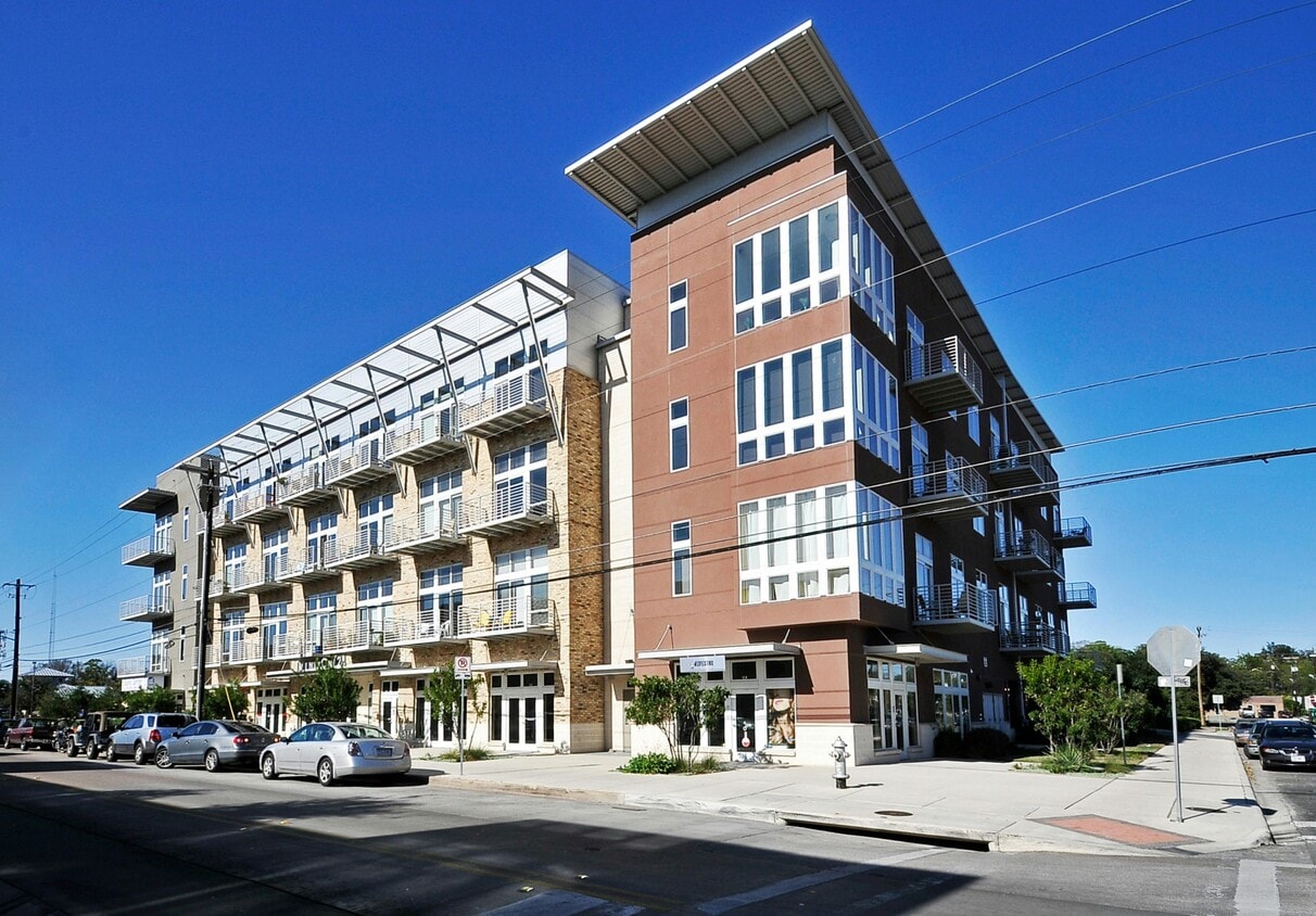 Primary Photo - 2124 E 6th St