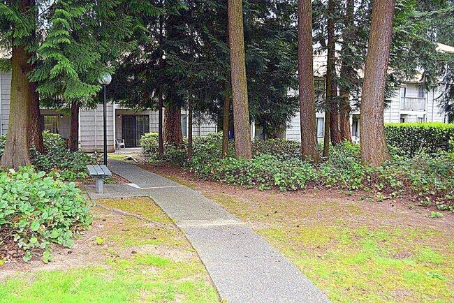 Foto del edificio - Comfy Habitat Condo in Central Federal Way!