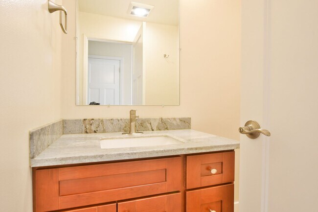 Building Photo - Beautiful Remodeled 3 Bedroom 2.5 Bath Cup...