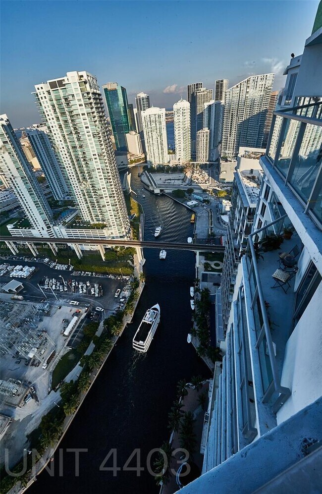 Foto del edificio - 185 SW 7th St