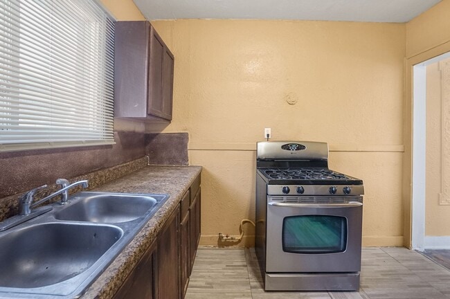 Building Photo - Welcome to this charming 3-bedroom, 1-bath...