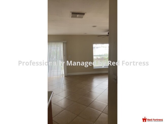 Building Photo - 3 Bedroom 2 Bathroom  Beautiful - Great Lo...