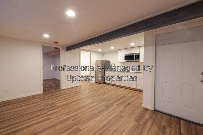 Building Photo - 9832 N Clarendon Ave