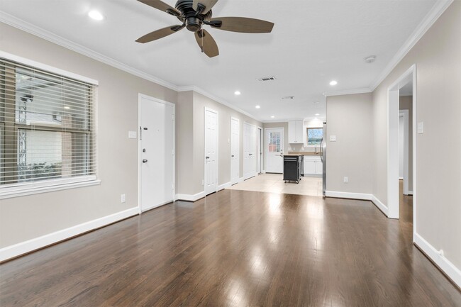 Building Photo - 2316 Poinciana Dr