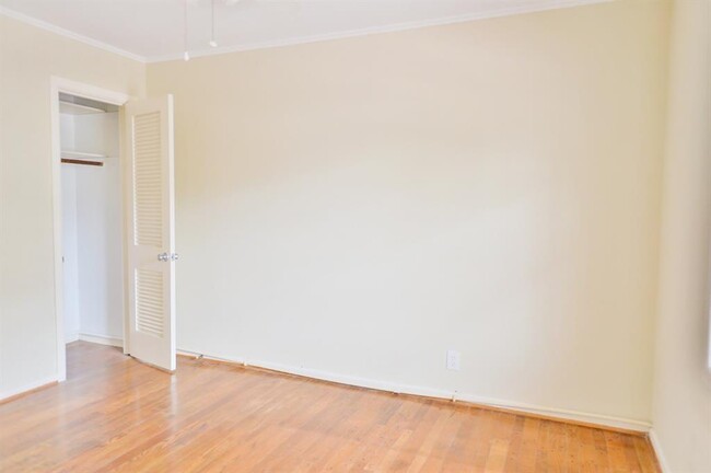 Building Photo - 3110 Greenbriar Dr