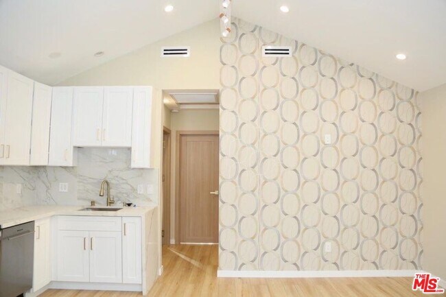 Foto del edificio - 8235 Alcove Ave