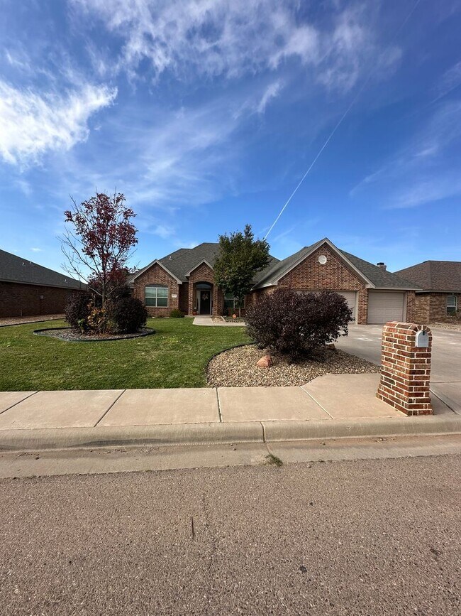 Foto del edificio - Stunning 4 Bed Home! 3 Car garage ! Mesa School District!
