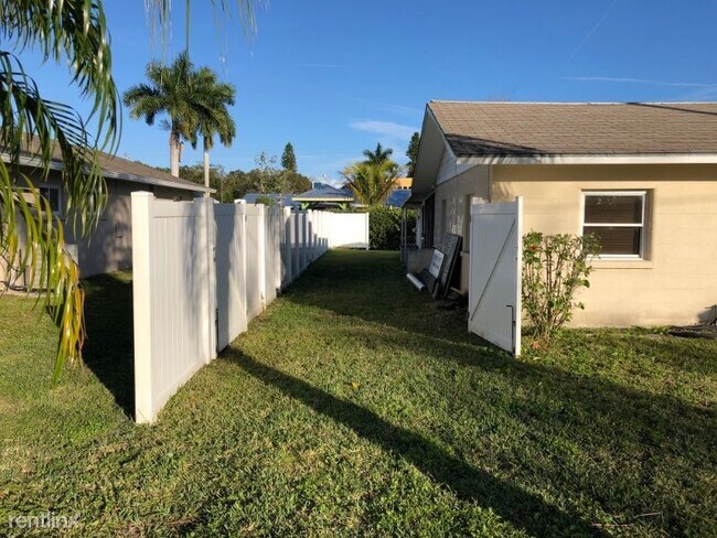 Building Photo - 3 br, 1 bath House - 620 Palm Avenue