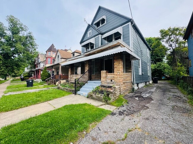 Building Photo - Charming 3-Bedroom Property in Prime Location