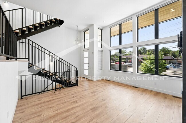 Foto del edificio - Modern Townhome with Central AC and 2 Car ...