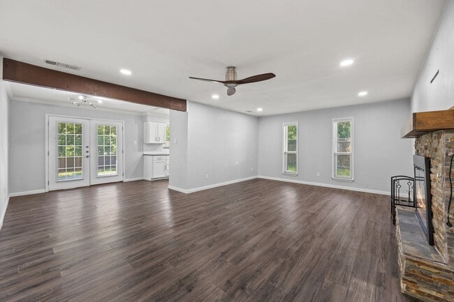 Building Photo - 1501 Cecil Dr