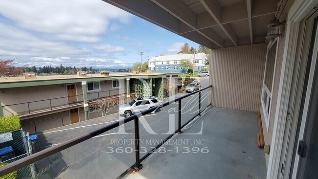 Building Photo - Modern Manette 1BR Condo with Private Pati...