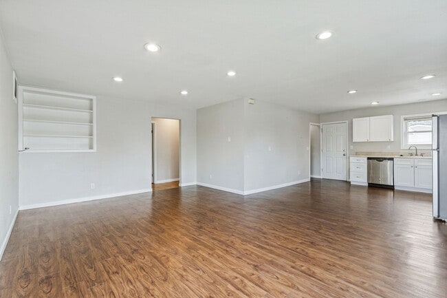 Building Photo - 813 E 57th St