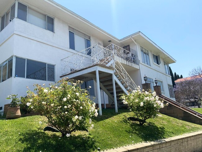 Foto del edificio - 10952 Massachusetts Ave