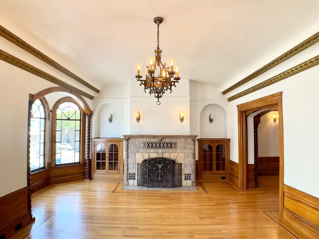 Foto del edificio - Stunning Multi-Level 4/2.5 W/ Dining Room....